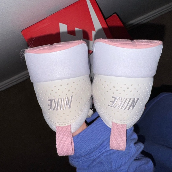 NEW Nike White and Pink Sneakers with Air Cushioning and Textured Sole - Picture 10 of 12